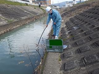 河川水採水状況